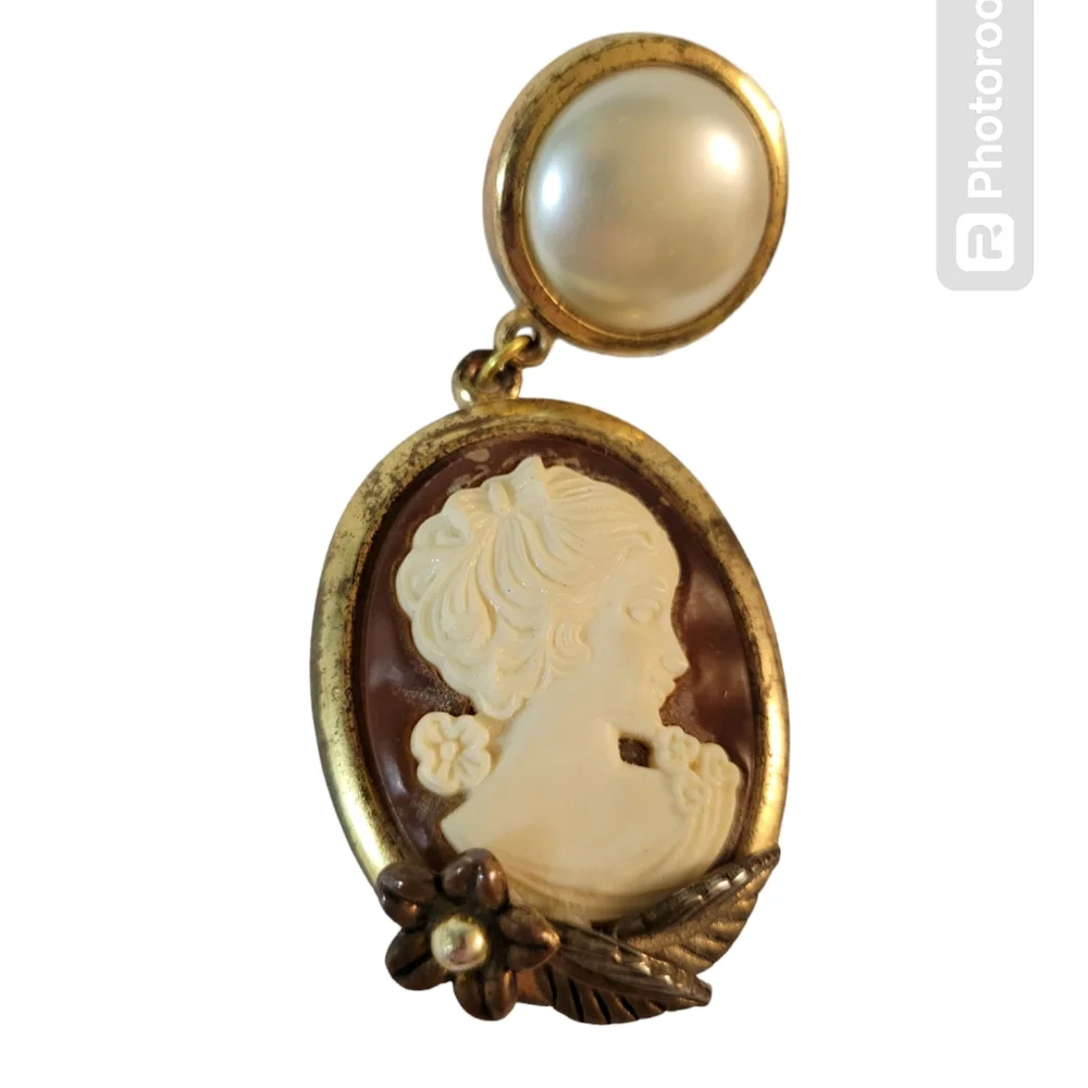 Vintage Cameo Earrings Clip On